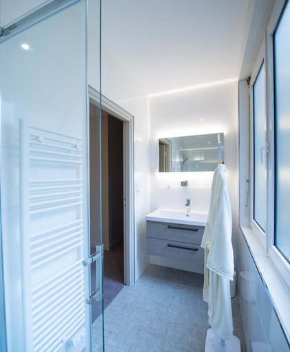 Bathroom 5, La Terrasse, Nord