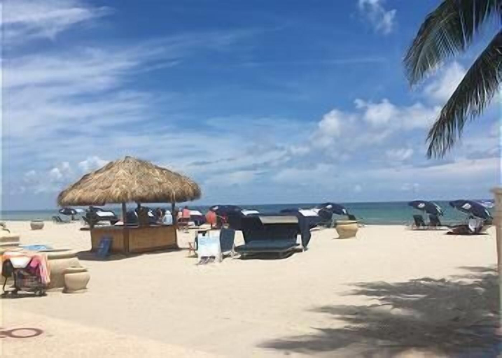 Others, Hollywood Beach Resort- Beautiful Large Studio, Broward