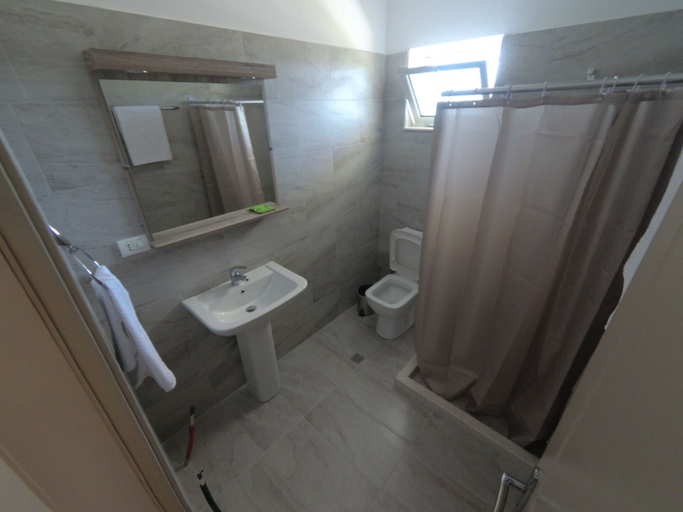 Bathroom 3, Hotel Vila Nino, Beratit