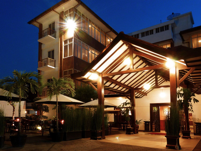 Exterior & Views 8