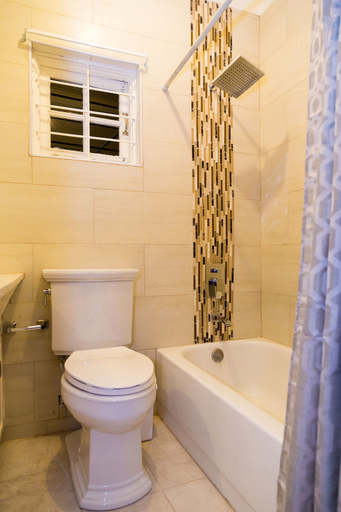 Bathroom 3, El Azure de Barbican