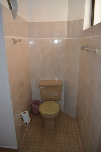 Bathroom 3, Hotel Victoria, Carmen