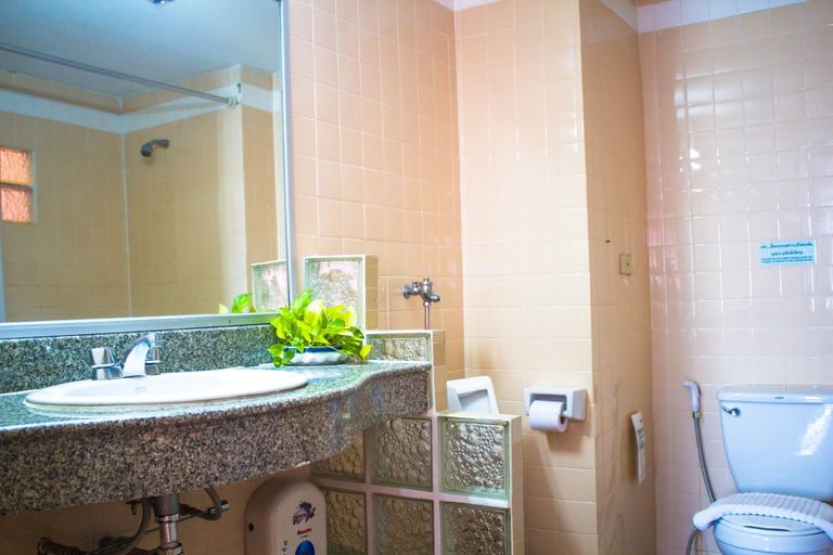 Bathroom 5, Banchang Palace Hotel, Ban Chang