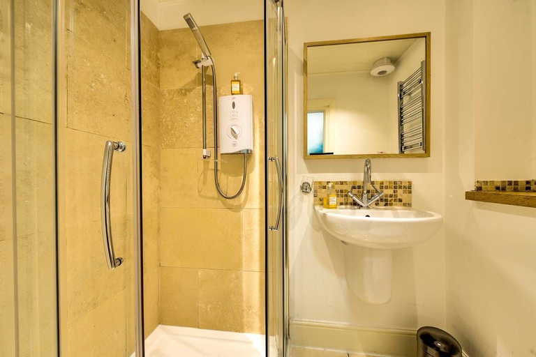 Bathroom 4, JOIVY Perfect Location! Charming Rose St Apt for Couples, Edinburgh