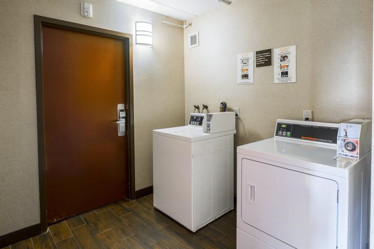 Bedroom 4, Red Roof Inn PLUS+ Boston - Woburn/ Burlington, Middlesex