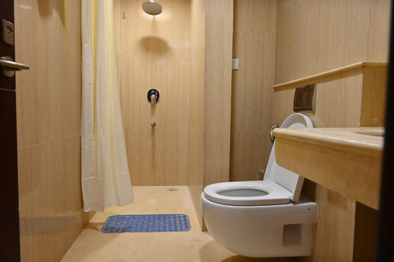 Bathroom 3, Raaj Bhaavan Clarks Inn Chennai, Kancheepuram