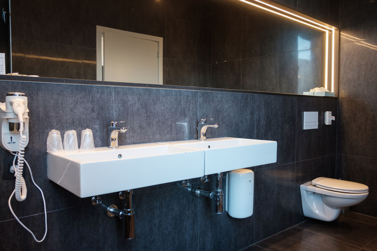 Bathroom 5, Hotel Elisabeth, Antwerpen