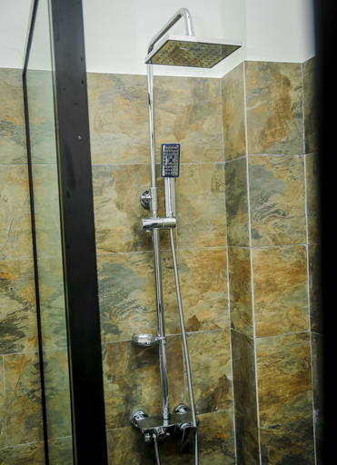 Bathroom 4, King's Marine, Matara Four Gravets