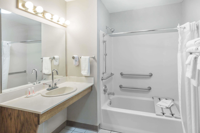 Bathroom 4, Super 8 By Wyndham Clinton, Anderson