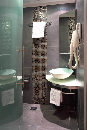 Bathroom 4, Amazon Hotel, Attica