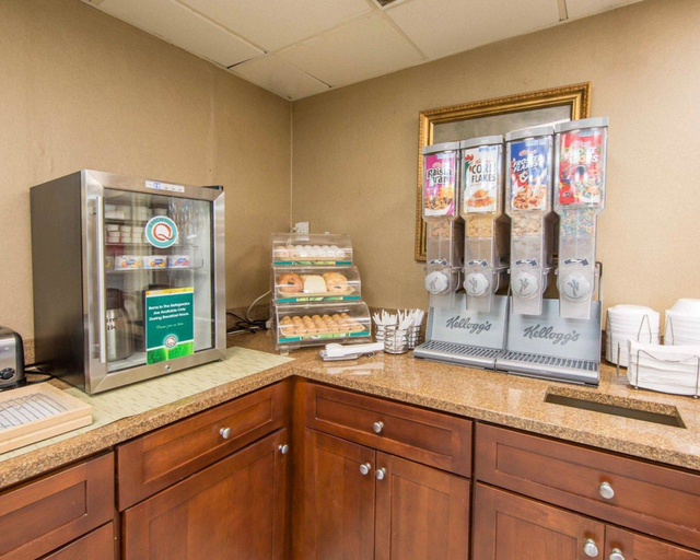 Food & Drinks 4, Quality Inn Merchants Drive, Knox