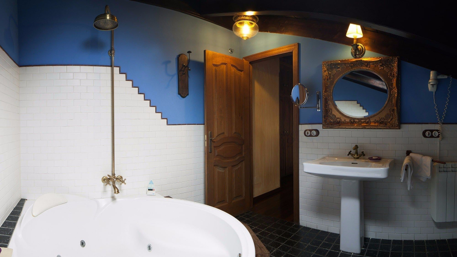Bathroom 3, La Moncloa De San Lázaro, León