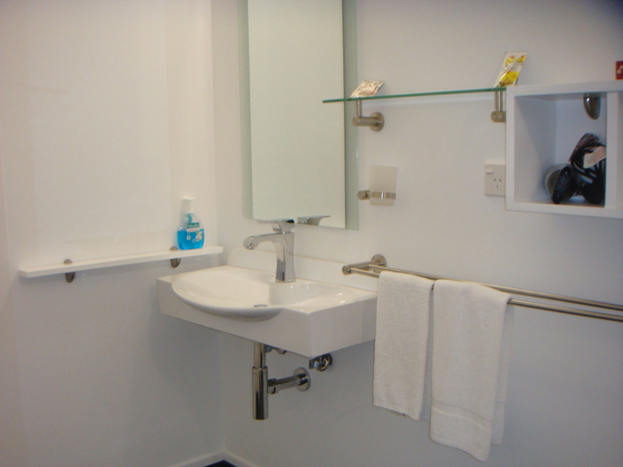 Bathroom 4, Colonial House Motel, Far North