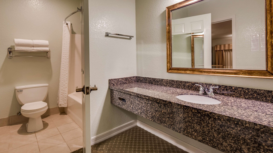 Bathroom 4, Best Western Plus Bayshore Inn, Humboldt