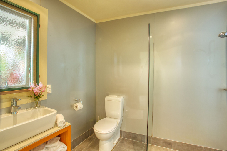 Bathroom 5, Awaroa Lodge, Tasman