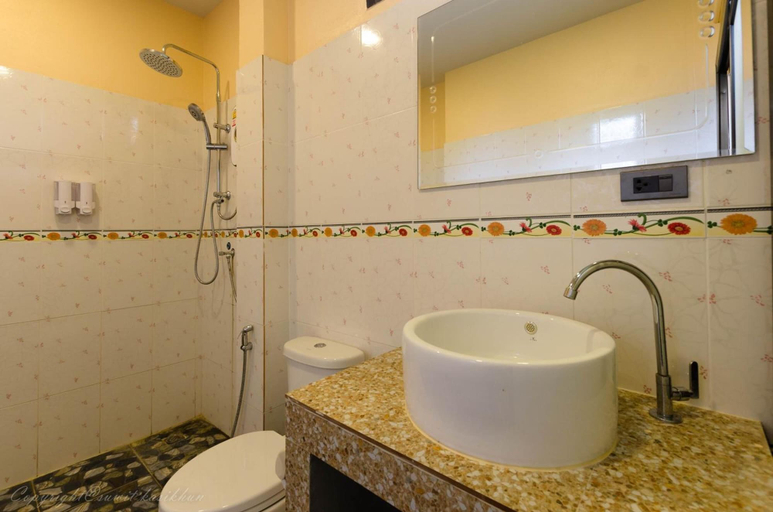 Bathroom 3, Toongyoong Longbeach Resort, Ko Lanta