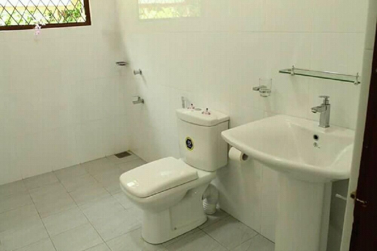 Bathroom 3, Yasra Holiday Villa, Hikkaduwa
