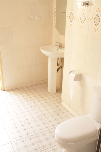 Bathroom 3, Consir Executive Lodge, Accra