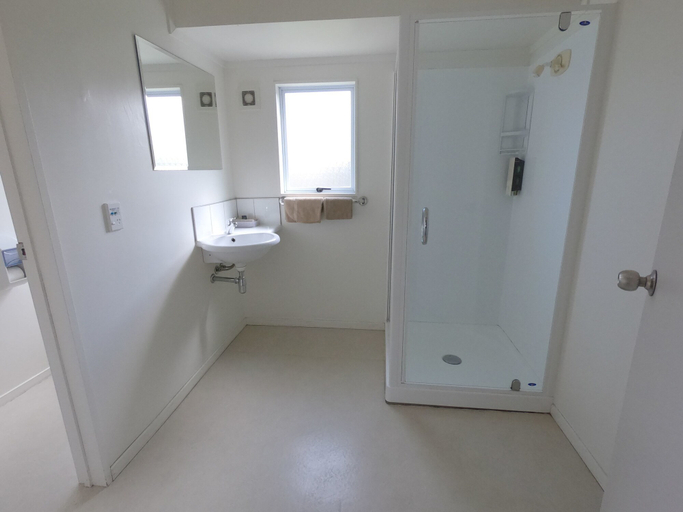 Bathroom 3, Castle Court Motel, Rodney