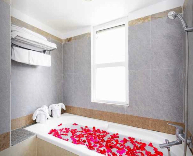 Bathroom, House Land Hotel Da Nang, Da Nang