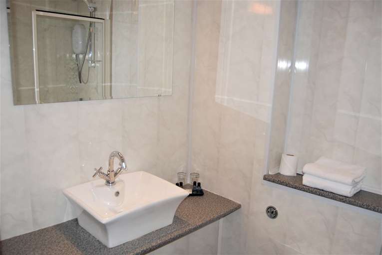 Bathroom 4, Kingswood Hotel, Fife