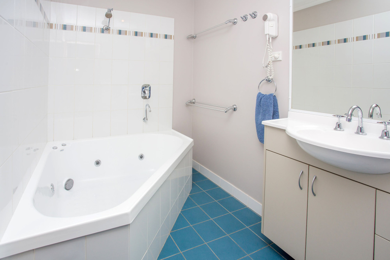 Bathroom 4, BIG4 Moruya Heads Easts Dolphin Beach Holiday Park, Eurobodalla