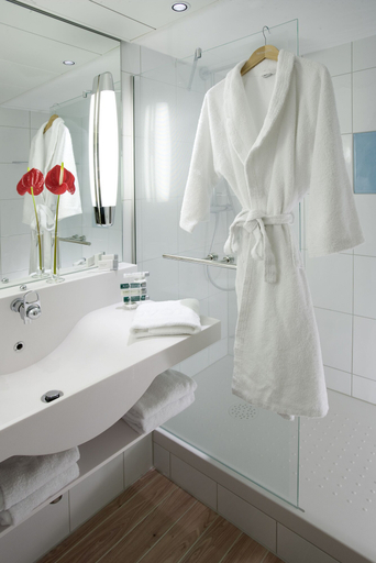 Bathroom 5, Mercure Paris Le Bourget Hotel, Seine-Saint-Denis