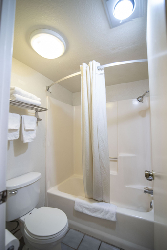Bathroom 5, National 9 Inns, Kern
