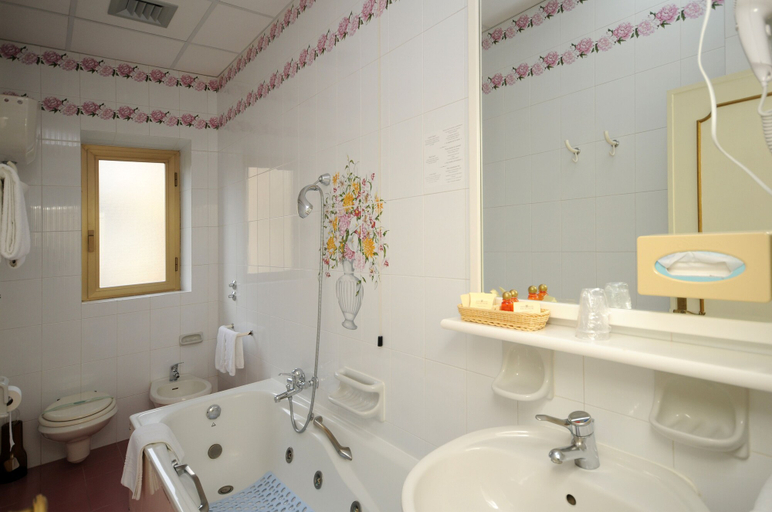 Bathroom 5, Grand Hotel Excelsior, Siena
