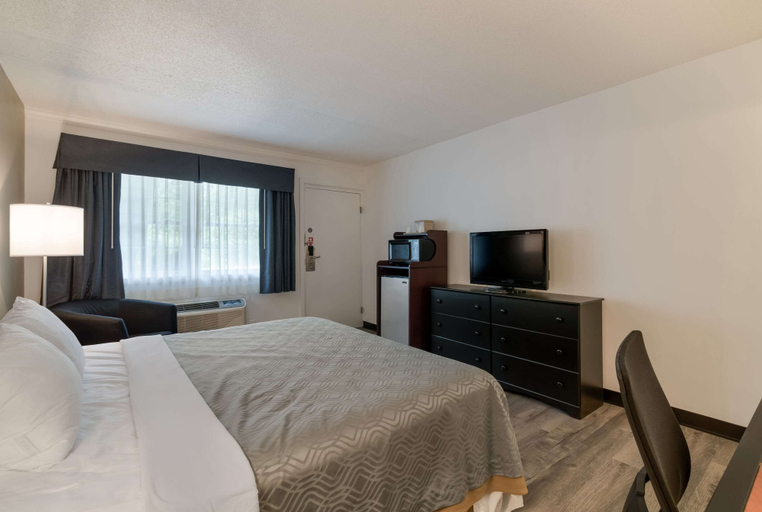 Bedroom 3, Econo Lodge Auburn I-95, Androscoggin
