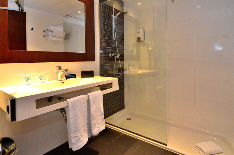 Bathroom 5, Hotel Tach Madrid Airport, Madrid