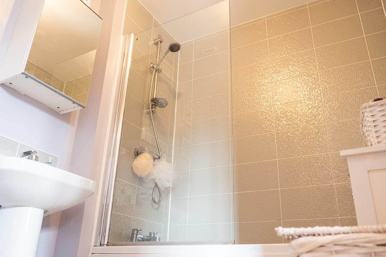 Bathroom 3, Modern Canalside City Townhouse - Parking & Garden, Leeds
