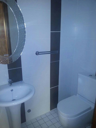 Bathroom 4, Queen's Residence, Wouri