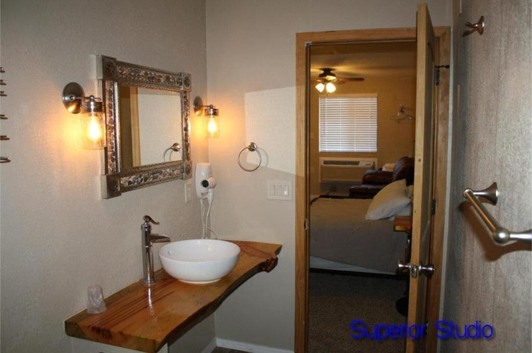 Bathroom 4, Lumbermens Village, Navajo