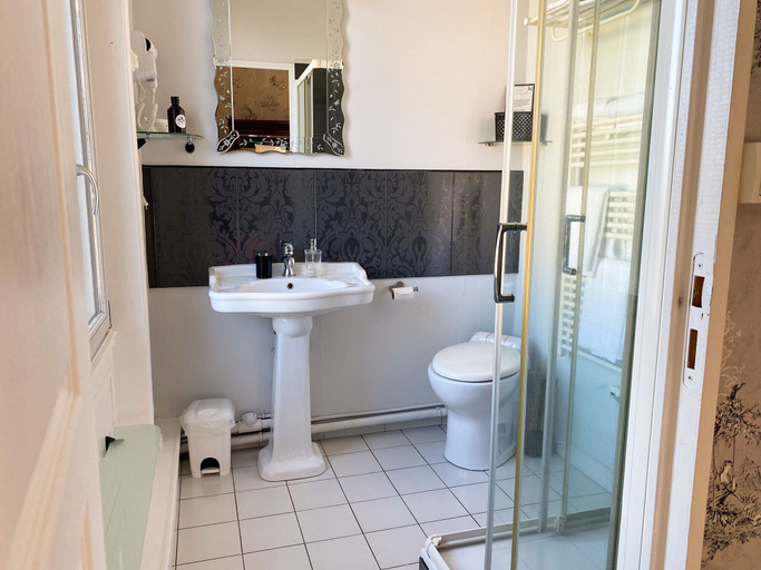 Bathroom 5, Closerie La Fontaine, Indre-et-Loire