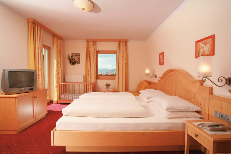 Bedroom 2, Oberwirt Weisses Kreuz, Bolzano