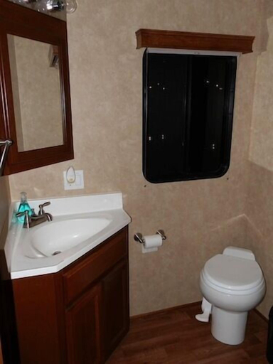 Bathroom, Houseboat Scorpius by SleepAfloat, Baltimore