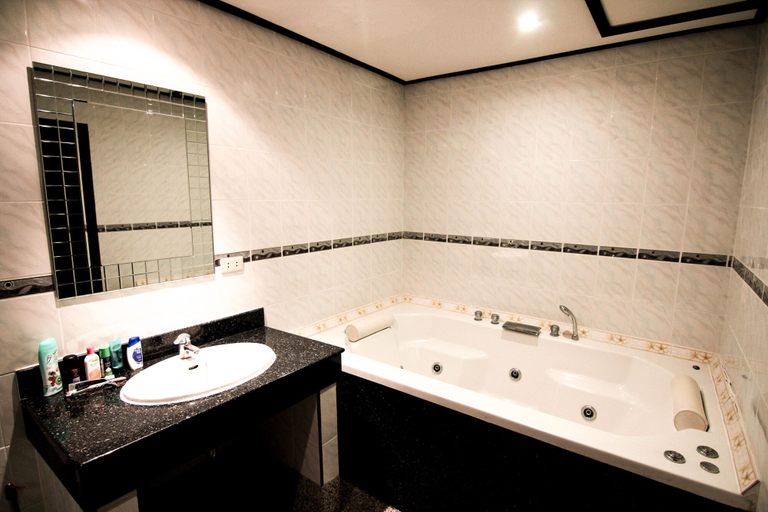 Bathroom 3, Angus O'Tool's Irish Pub Guesthouse, Phuket Island