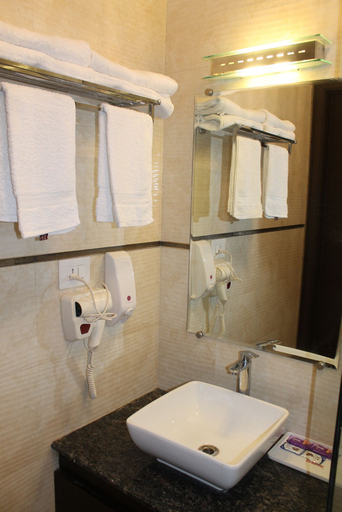 Bathroom 4, Hotel Gulnar, Delhi