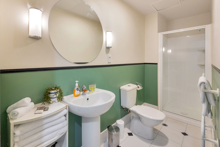 Bathroom, Central Queen St Apartment | Aircon & WiFi, Waitakere