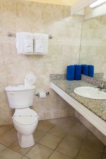 Bathroom 5, Bay Gardens Hotel