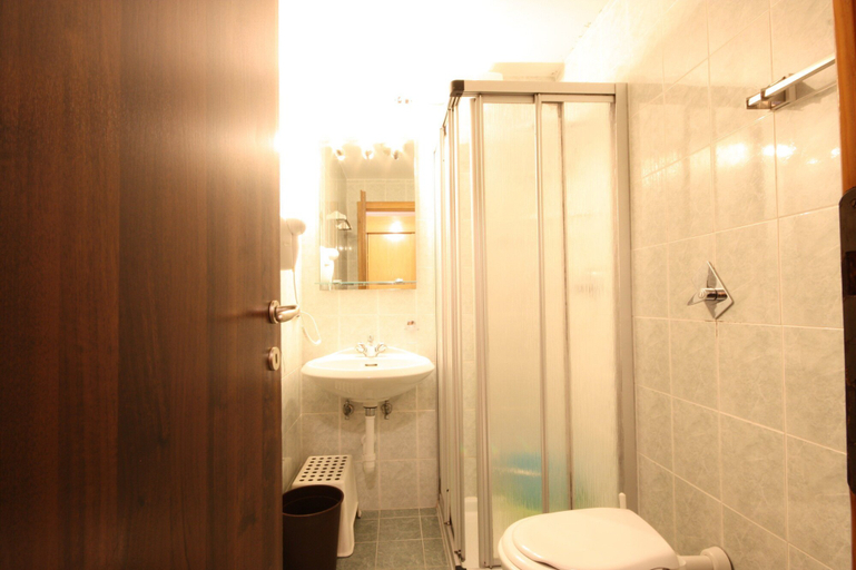 Bathroom 3, Residence Marilleva 900, Trento