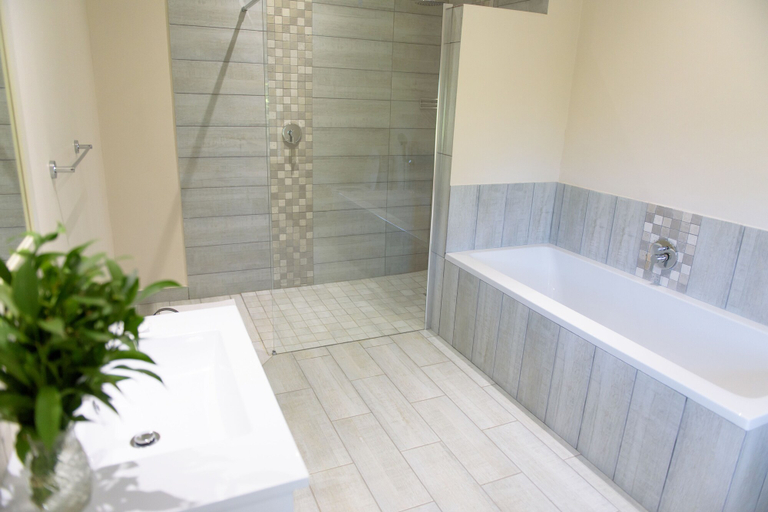 Bathroom 5, Whalesong Hotel & Spa, Eden