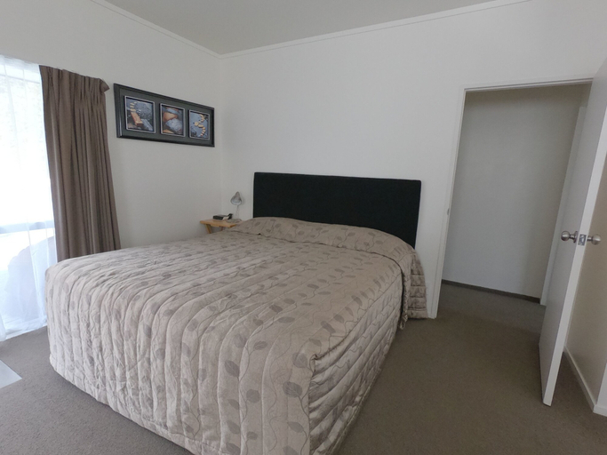Bedroom 2, Castle Court Motel, Rodney
