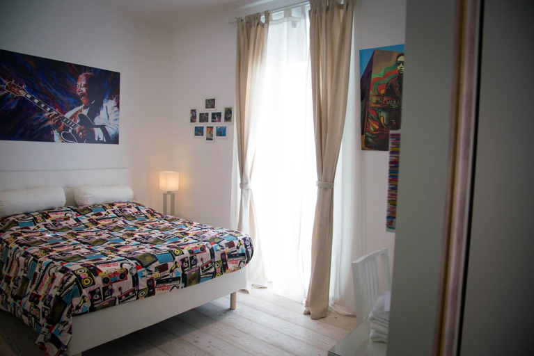 Bedroom 5, Big Johnny B, Rome