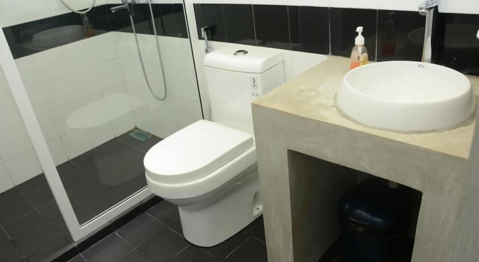 Bathroom 4, Hotel Tobiko, Trincomalee Town and Gravets
