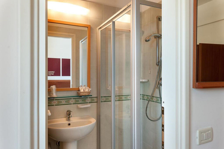 Bathroom 4, Il Brigantino, Macerata