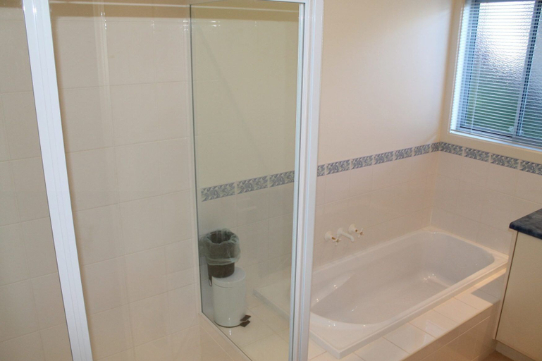 Bathroom, 61 Redrocks Retreat, Bass Coast - Phillip Is.