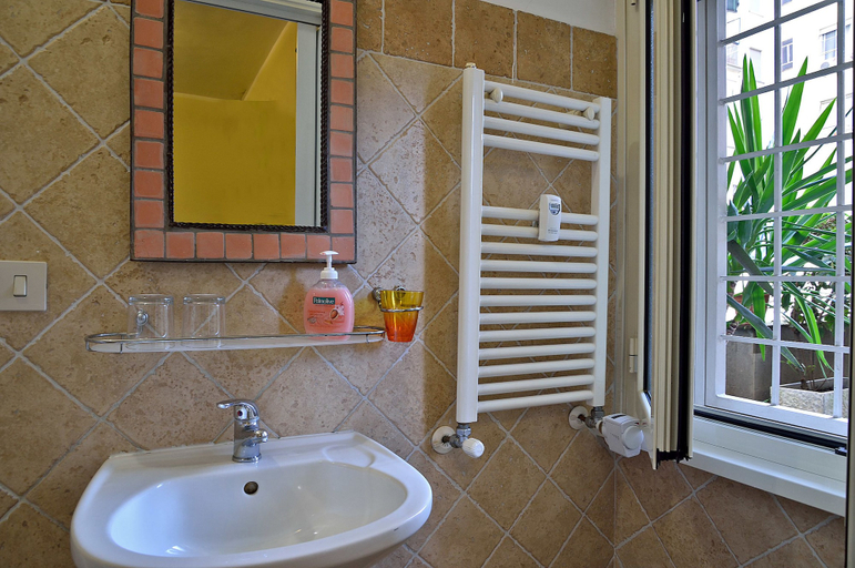 Bathroom 5, Le 4 Meraviglie, Rome