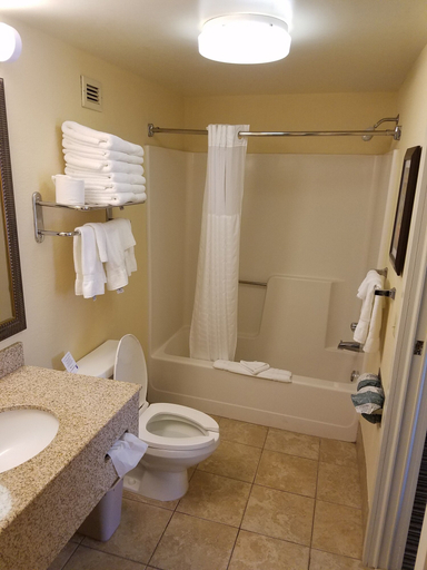 Bathroom 4, Best Western Chocolate Inn at the Park, Dauphin